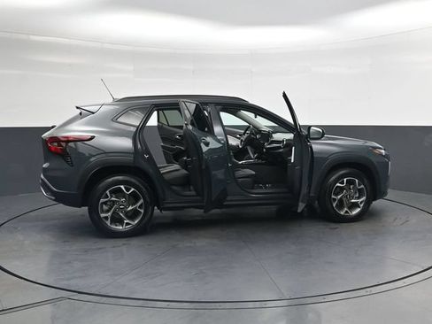 Used 2025 Chevrolet Trax LT FWD image 32