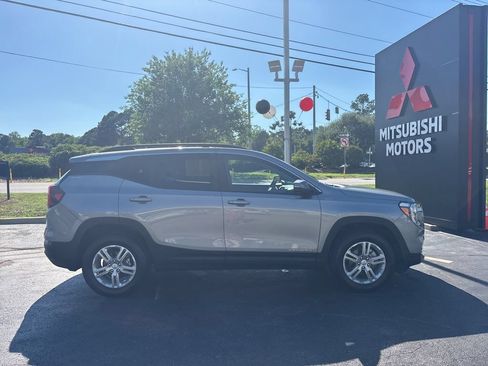 Used 2023 GMC Terrain SLE w/ Driver Convenience Package AWD/4WD image 2