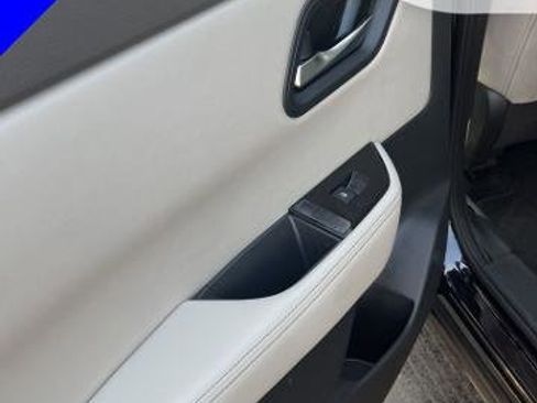 Certified 2025 Nissan Rogue SV image 29