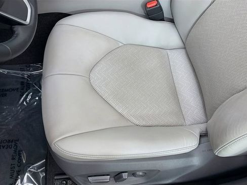 Used 2021 Toyota Camry XLE w/ Navigation Upgrade Package image 19