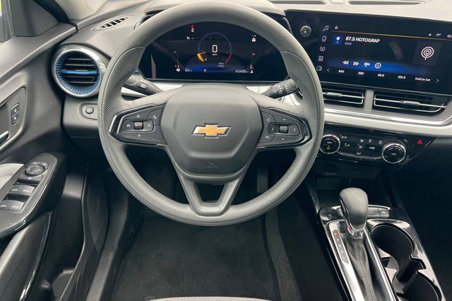 Used 2025 Chevrolet Trax LT FWD image 16