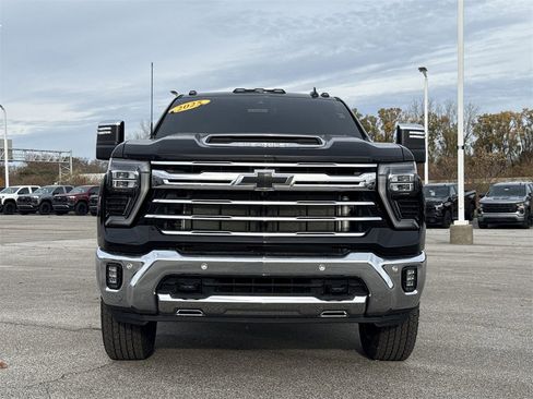 Used 2025 Chevrolet Silverado 2500 LTZ w/ LTZ Convenience Package image 3