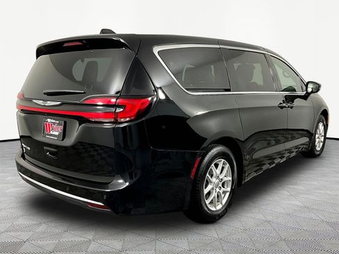 Used 2025 Chrysler Pacifica Select FWD image 6