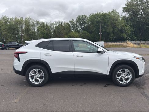 New 2026 Chevrolet Trax LS w/ LS Convenience Package FWD image 25