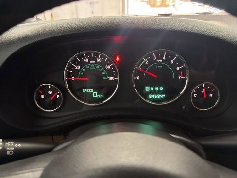 Used 2017 Jeep Wrangler Unlimited Sahara w/ Connectivity Group image 32