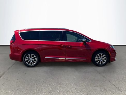 Used 2025 Chrysler Pacifica Pinnacle FWD image 8