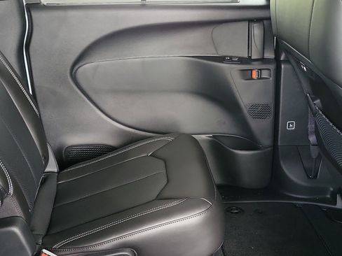 New 2026 Chrysler Pacifica Select image 13