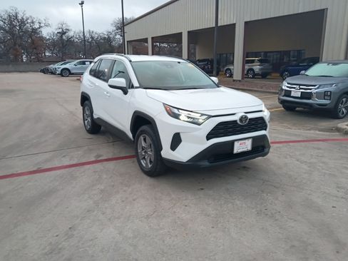 Used 2025 Toyota RAV4 XLE image 6