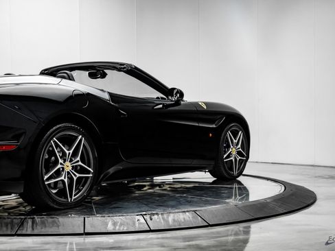 Used 2016 Ferrari California T image 19