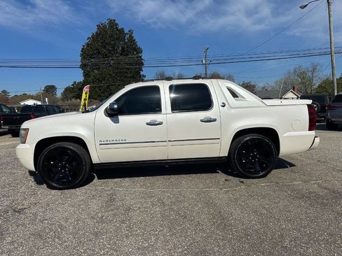Used 2013 Chevrolet Avalanche LTZ RWD image 19