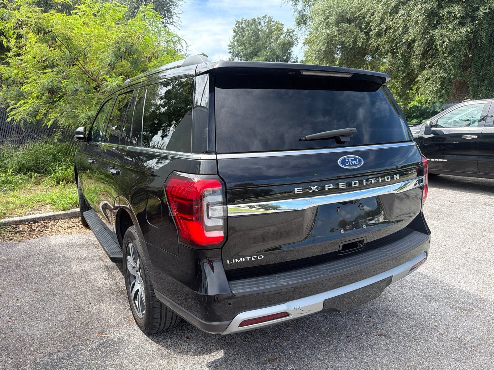 Used 2024 Ford Expedition Limited AWD/4WD image 9