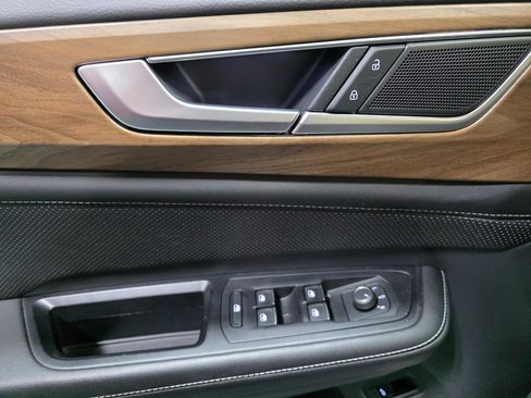 Used 2024 Volkswagen Atlas SE image 18