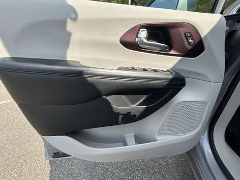 Used 2020 Chrysler Pacifica Limited image 18