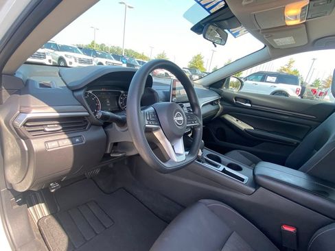 Used 2025 Nissan Altima 2.5 SV FWD image 9