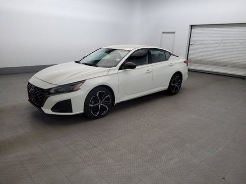 Used 2023 Nissan Altima 2.5 SR AWD/4WD image 2