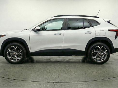 Used 2025 Chevrolet Trax LT w/ LT Convenience Package image 5