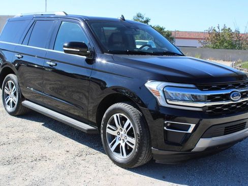 Used 2024 Ford Expedition Limited image 3