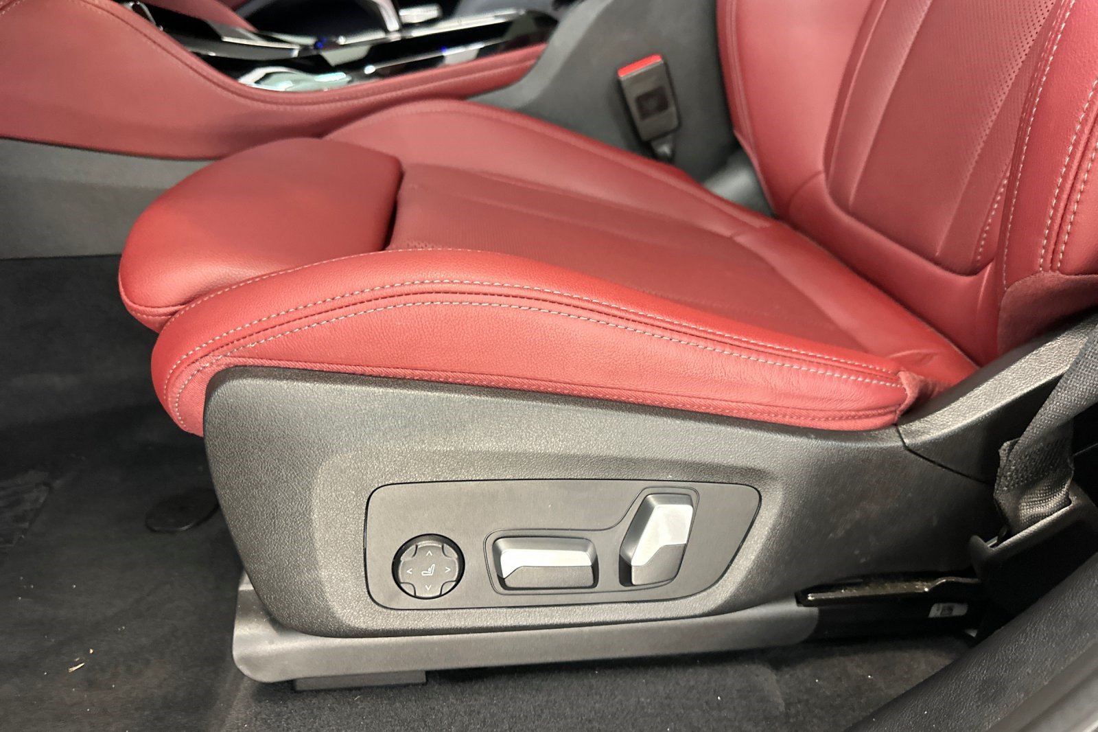 Used 2023 BMW X4 xDrive30i w/ Parking Assistance Package AWD/4WD image 14