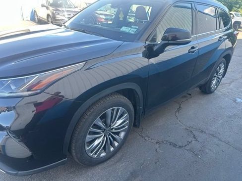 Used 2021 Toyota Highlander Platinum AWD/4WD image 4