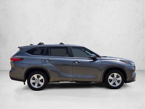 Used 2023 Toyota Highlander LE AWD/4WD image 4
