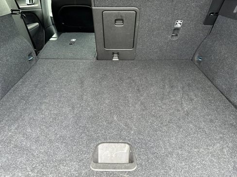 Used 2024 Volvo XC40 B5 Core image 16