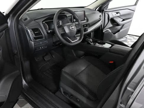 Used 2025 Nissan Rogue SV FWD image 16