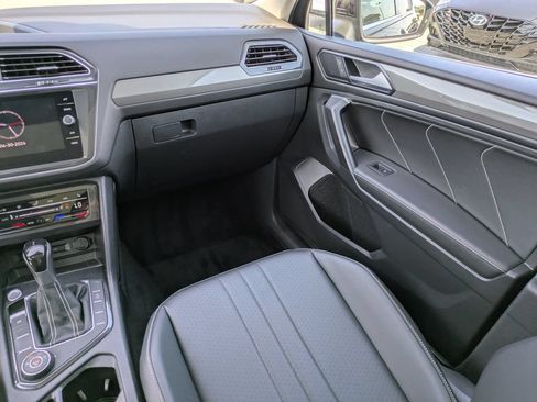 Used 2022 Volkswagen Tiguan SE w/ Panoramic Sunroof Package AWD/4WD image 18