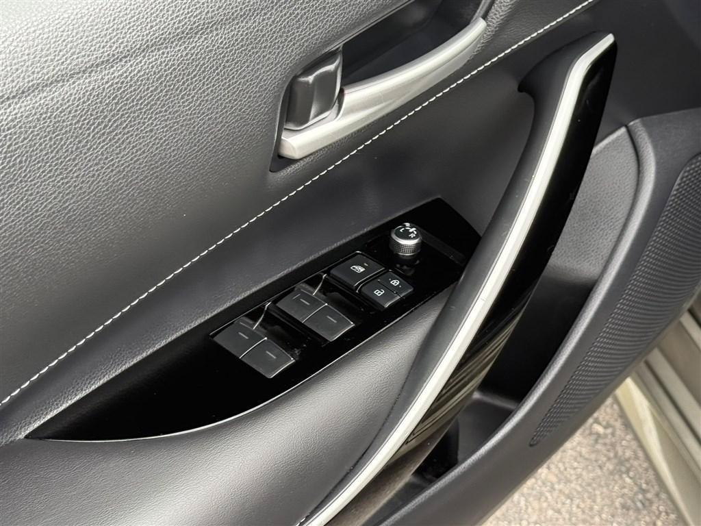 Used 2019 Toyota Corolla XSE FWD image 11