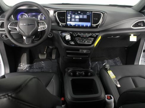 New 2026 Chrysler Pacifica Select image 10
