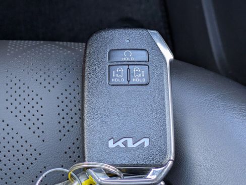 Used 2024 Kia Carnival EX FWD image 30