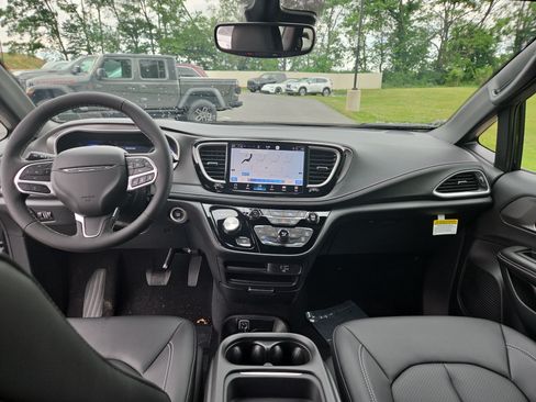 New 2027 Chrysler Pacifica Select FWD image 5