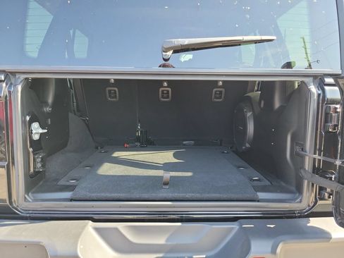 Used 2021 Jeep Wrangler Unlimited Sahara AWD/4WD image 7