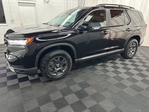 Used 2025 Honda Pilot TrailSport image 5