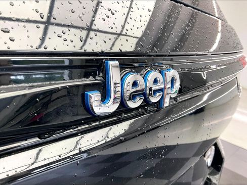 Used 2023 Jeep Grand Cherokee Overland w/ Advanced Protech Group III AWD/4WD image 31