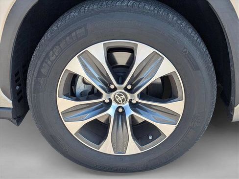 Used 2022 Toyota Highlander XLE image 10