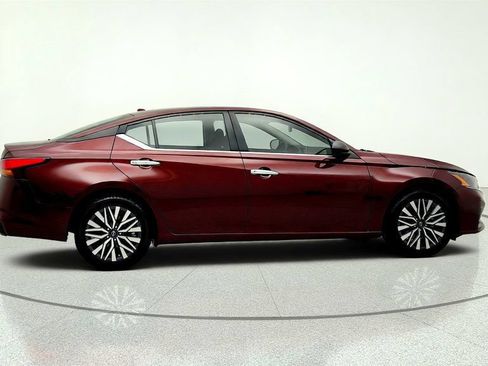 Used 2025 Nissan Altima 2.5 SV FWD image 4