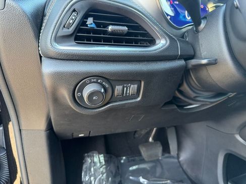 Used 2023 Chrysler Pacifica Limited w/ Uconnect Theater Family Group FWD image 19
