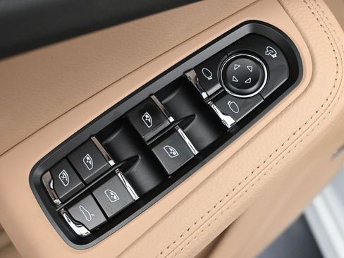 Used 2025 Porsche Macan image 19