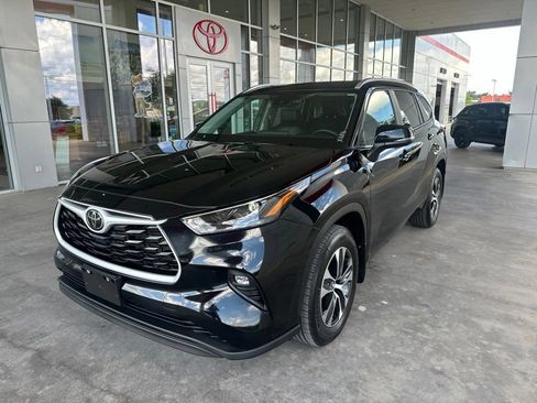 Certified 2025 Toyota Highlander XLE AWD/4WD image 3