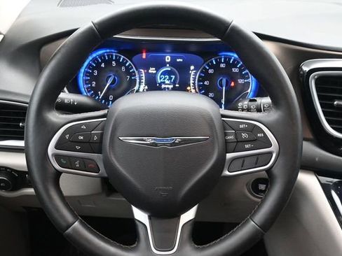 Used 2017 Chrysler Pacifica Touring-L Plus w/ Tire & Wheel Group FWD image 26