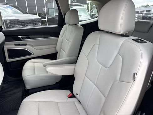 Certified 2024 Kia Telluride SX w/ Towing Package FWD image 24