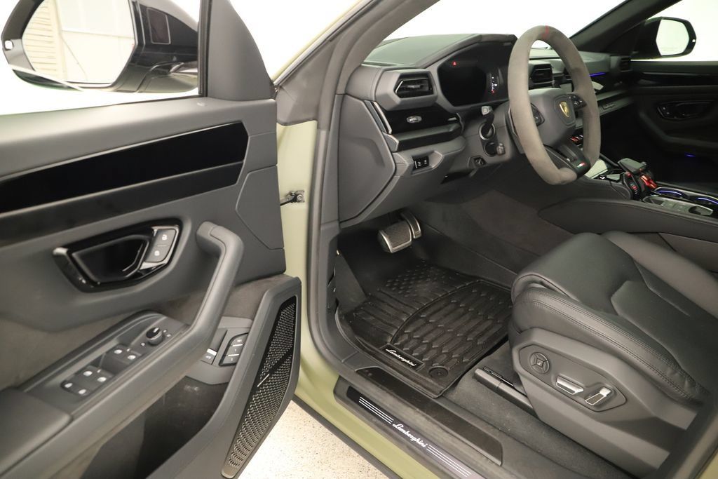 Used 2025 Lamborghini Urus SE AWD/4WD image 14