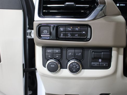 Used 2025 GMC Yukon Denali w/ Denali Reserve Package AWD/4WD image 9