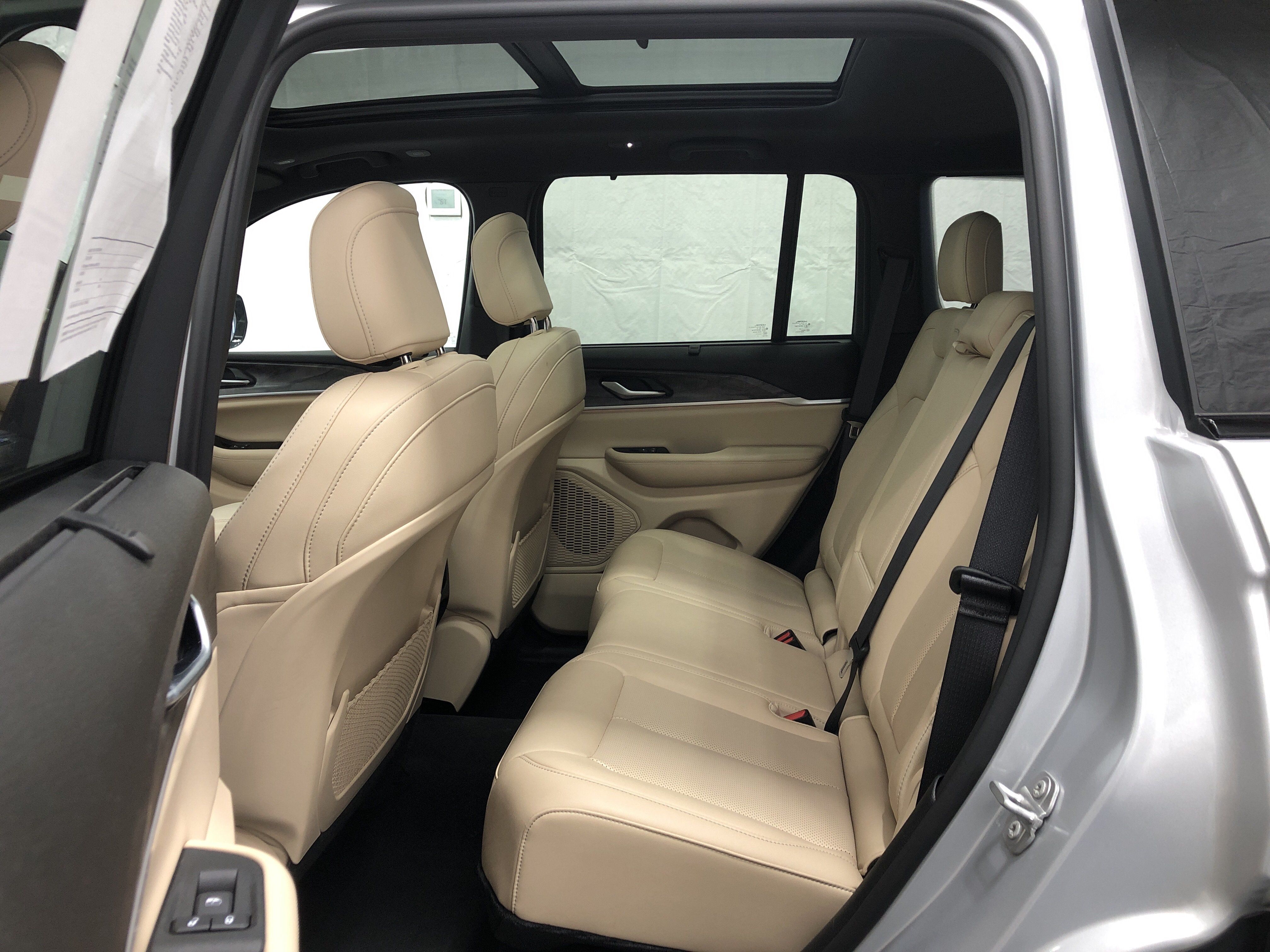 Certified 2024 Jeep Grand Cherokee Limited w/ Luxury Tech Group II AWD/4WD image 12