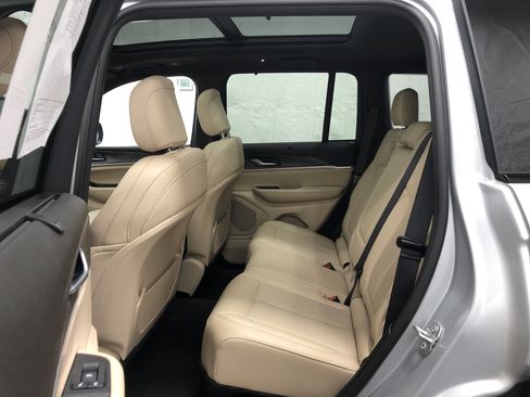 Certified 2024 Jeep Grand Cherokee Limited w/ Luxury Tech Group II image 12