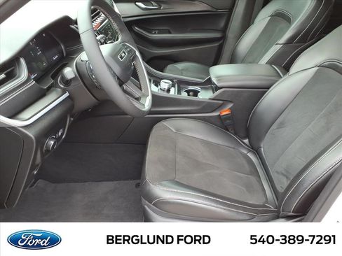 Used 2024 Jeep Grand Cherokee Altitude AWD/4WD image 12