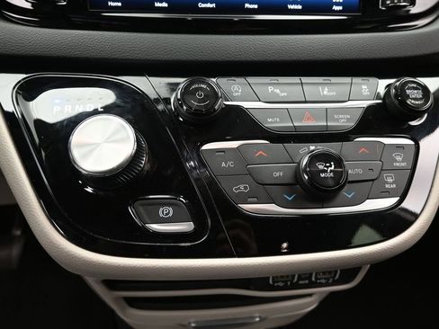 Used 2024 Chrysler Pacifica Touring-L image 22