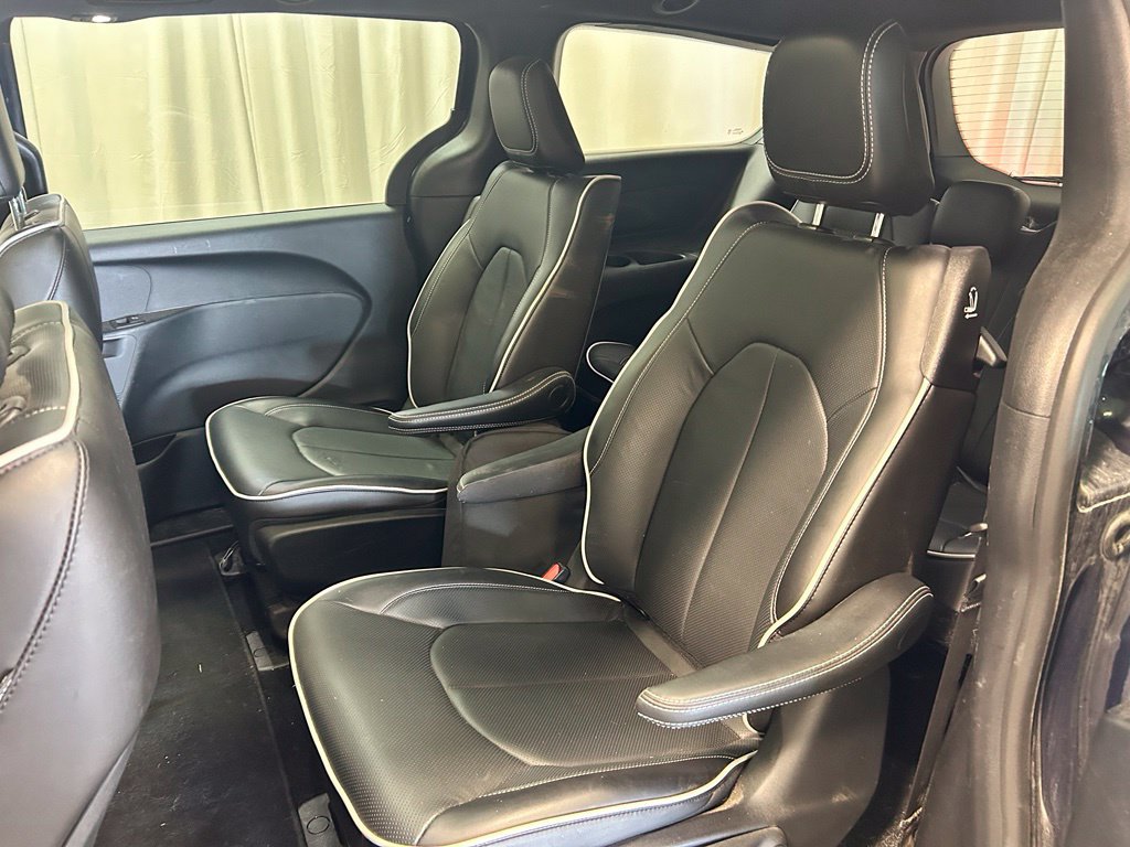 Used 2025 Chrysler Pacifica Premium FWD image 8