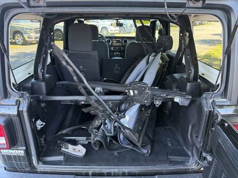 Used 2018 Jeep Wrangler Unlimited Sahara AWD/4WD image 11