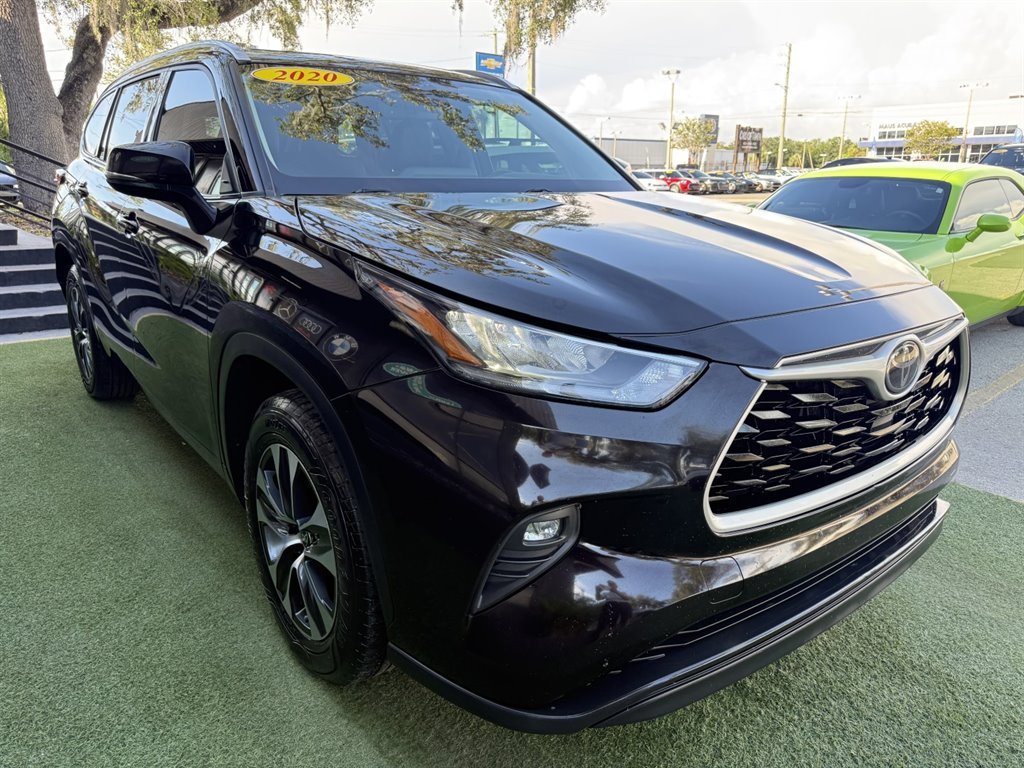 Used 2020 Toyota Highlander XLE FWD image 3